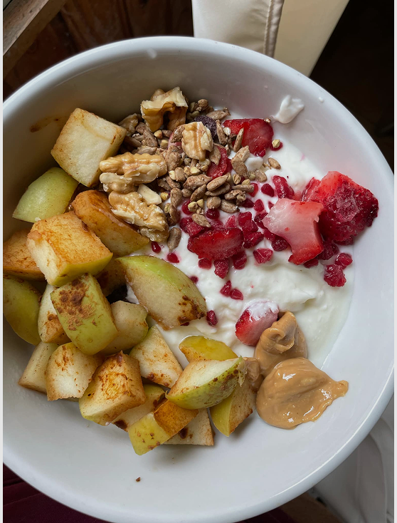 BOWL DE YOGURT Y MANZANAS SALTEADAS